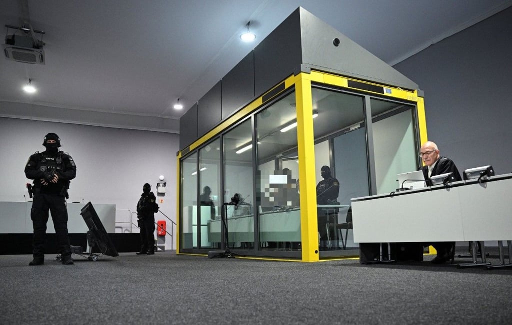 Taleb A. vor Prozessbeginn am Montag im Glaskasten des Gerichtssaals.