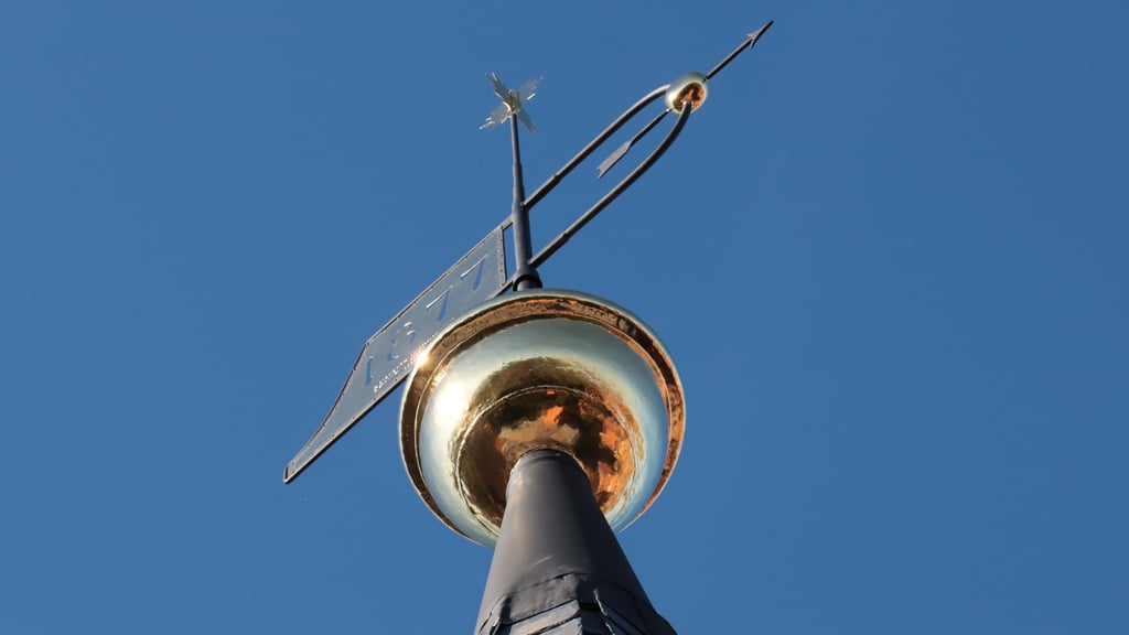 Der erste Schritt der Kirchturmsanierung in Dingelstedt (Landkreis Harz) ist erfolgt, Turmhaube und Zier erstrahlen in neuem Glanz.