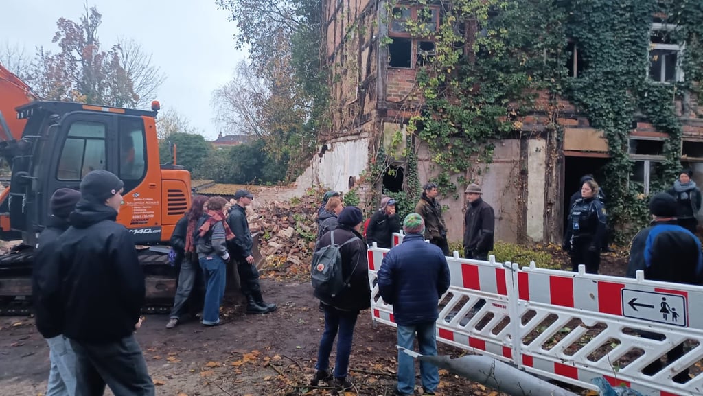 Polizisten hinderten die Aktivisten daran, neben dem Hof auch das haus zu besetzen.  