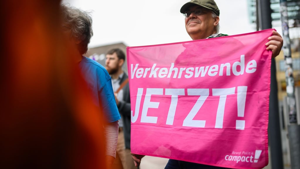 Demonstration für Bahn-Neubaustrecke Hamburg-Hannover. (Archivbild)