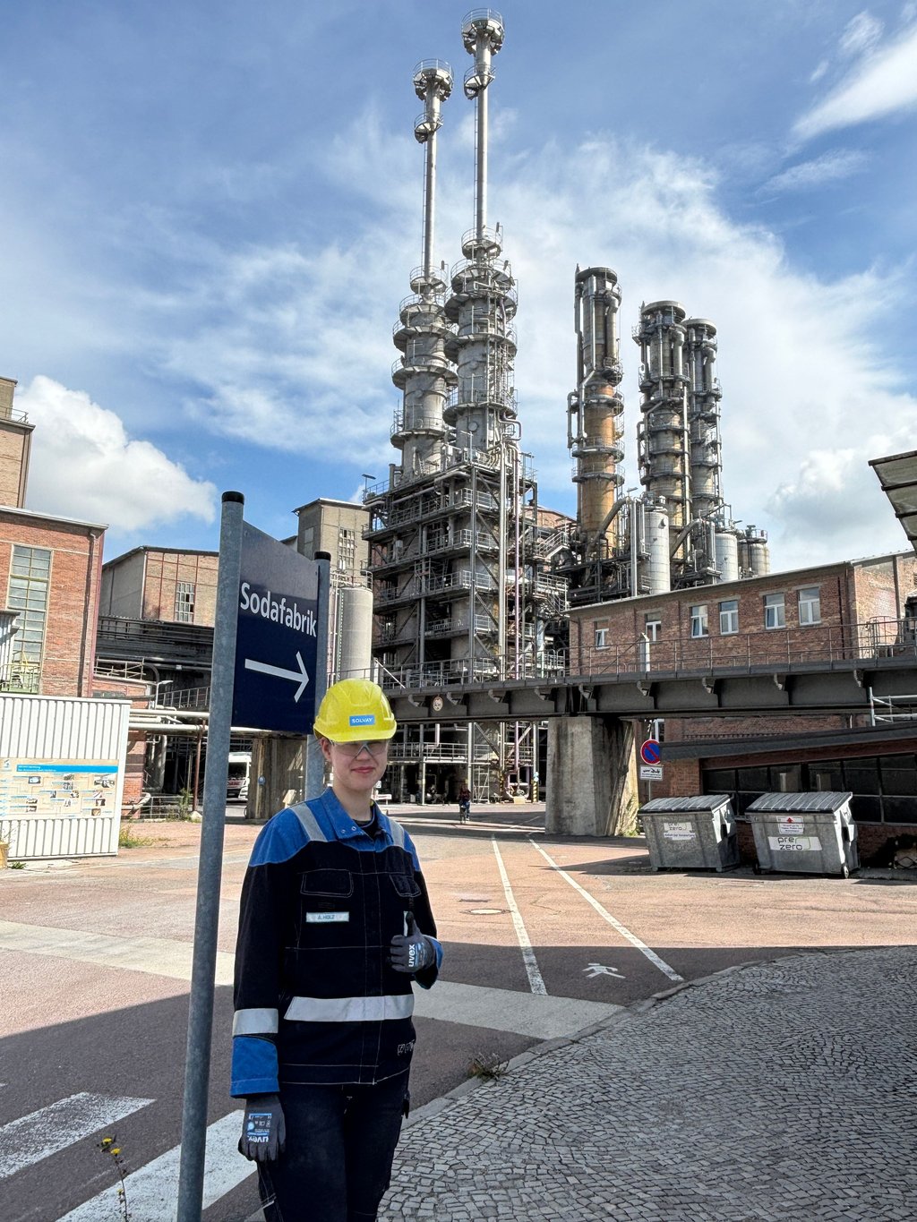 Fühlt sich wohl: Im Solvay-Werk Bernburg erlernt die 17-jährige Anni-Marie Holz den Beruf der Chemikantin.