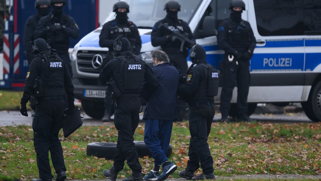 Taleb al-Abdulmohsen kommt am frühen Morgen in Magdeburg an.