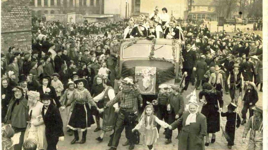 Straßenkarneval in Blankenburg: Am 4. März 1957 zogen hunderte Blankenburger lustig verkleidet durch die Straßen der Harz-Stadt.