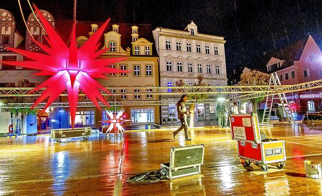 In diesem Jahr sorgen Herrnhuter Sterne für das passende Ambiente auf der Naumburger Eisbahn.