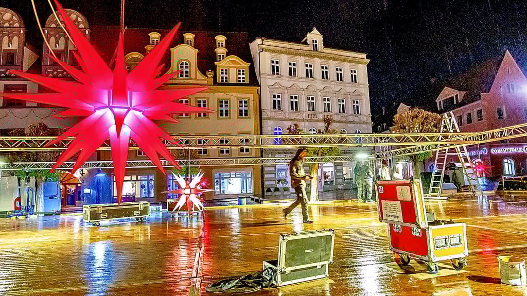 Beim Aufbau der Eisbahn für den Naumburger Weihnachtsmarkt 2025 leuchten schon die Herrnhuter Sterne.