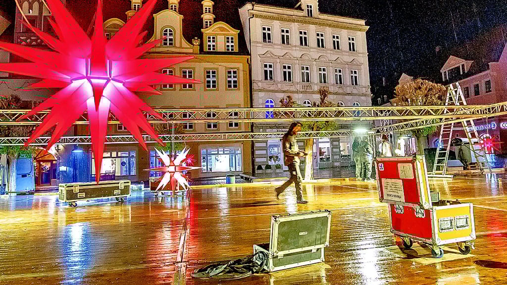 Beim Aufbau der Eisbahn für den Naumburger Weihnachtsmarkt 2025 leuchten schon die Herrnhuter Sterne.
