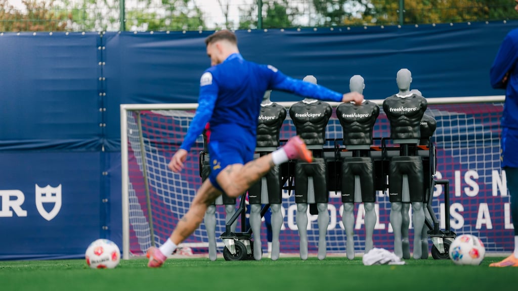 David Raum übt Freistöße.