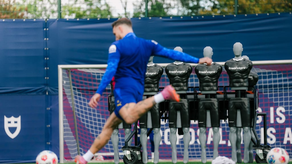 David Raum übt Freistöße.