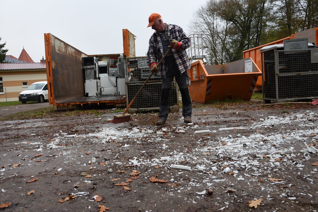 Mitarbeiter Wolfgang Lüttge fegte auf dem Wertstoffhof die Scherben zusammen.