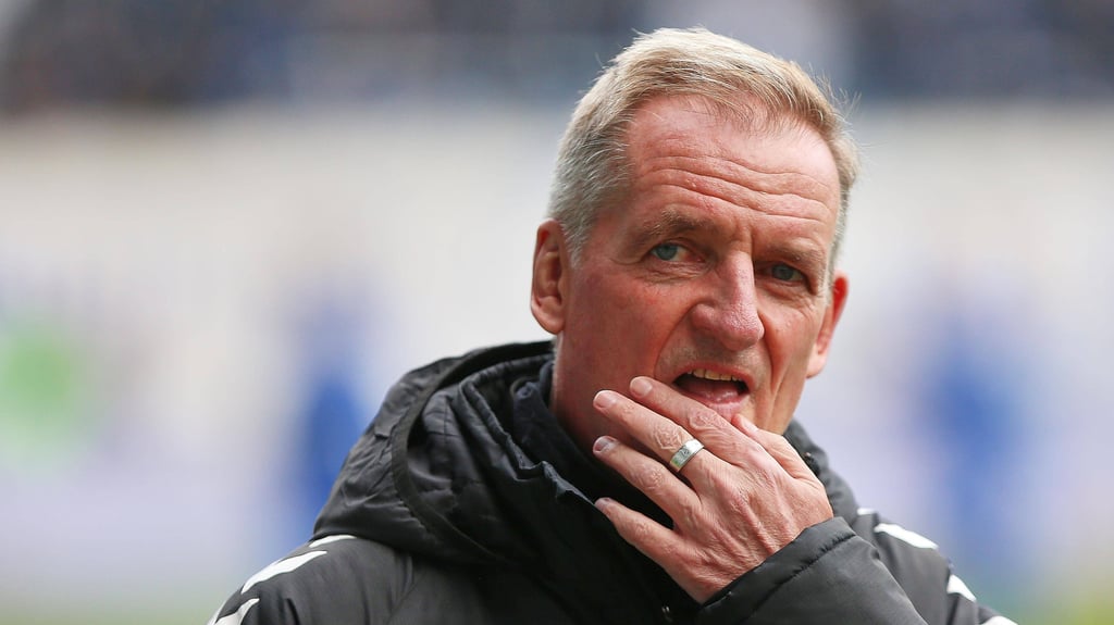 Trainer Petrik Sander hätte den Elfmeterpfiff für seinen 1. FC Magdeburg gerne genommen.