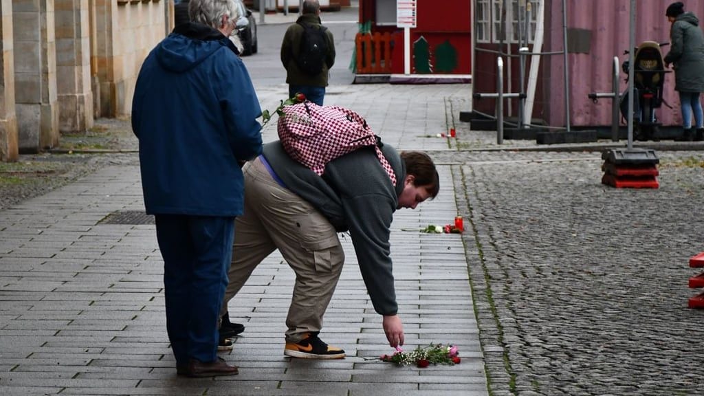 In Magdeburg wurde zum Prozessauftakt gegen den Täter an die Opfer des Anschlags auf den Weihnachtsmarkt erinnert.