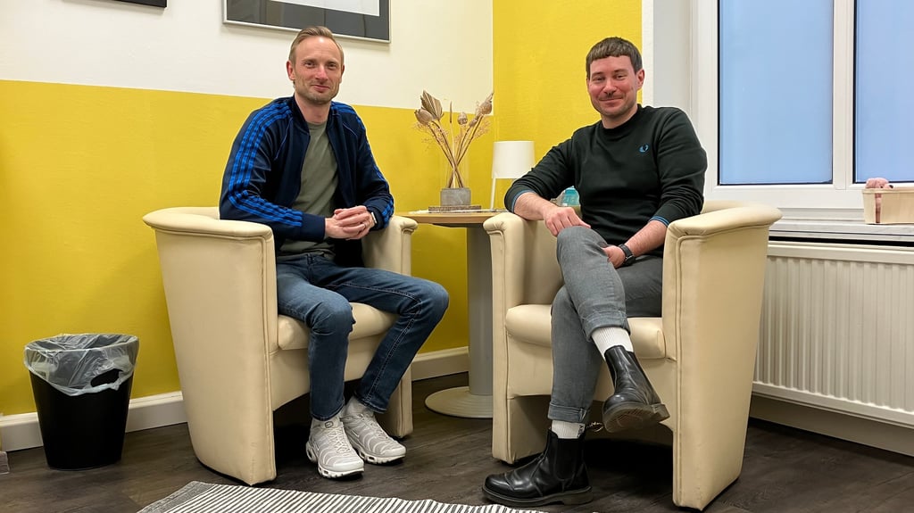 Denis Leutloff und Martin Thiele (rechts) arbeiten seit vielen Jahren bei der Aids-Hilfe Halle/ Sachsen-Anhalt Süd.
