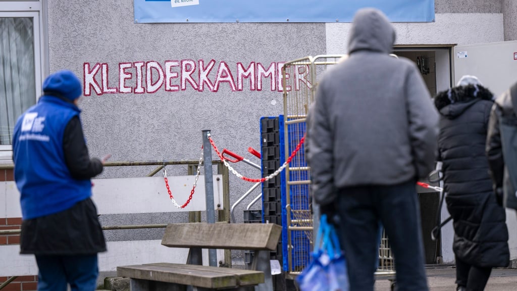 Wer eine ungenutzte Winterjacke hat, kann diese spenden. (Archivbild)