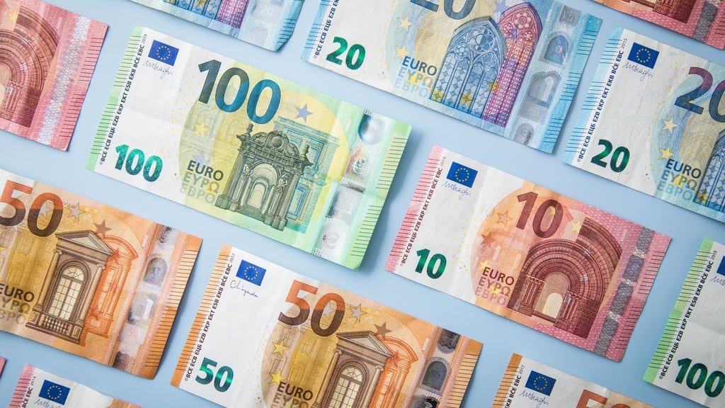 Bar Erspartes bei der Geldanlage splitten oder am Stück investieren? Das hängt ganz vom jeweiligen Anlagehorizont ab.