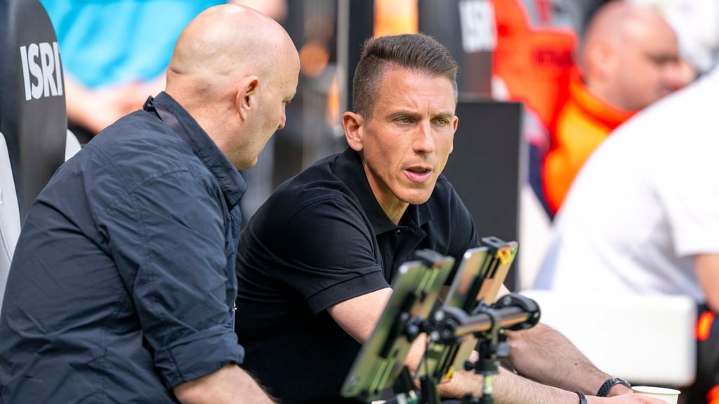 Wolfsburgs Geschäftsführer Sport Peter Christiansen (l) und Interimstrainer Daniel Bauer.