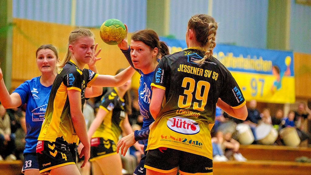 In dieser Szene setzt sich Stephanie Blechschmidt gegen zwei Jessenerinnen durch.