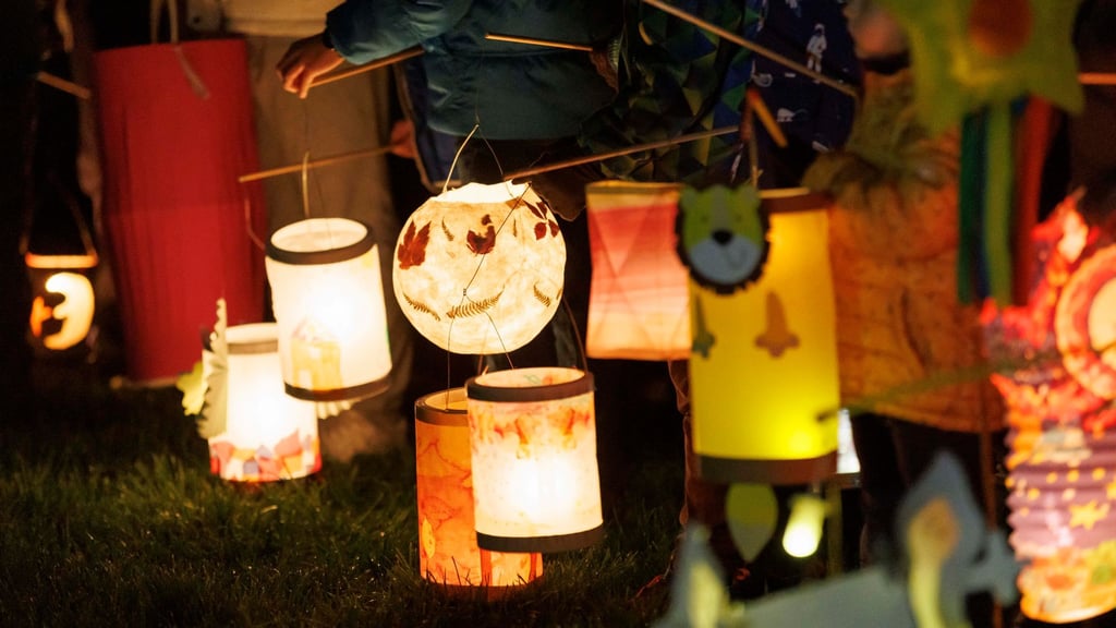 Traditionell basteln Kinder Laternen für den Martinsumzug. (Symbolbild)