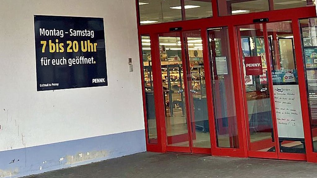 Blick auf die Eingangstür des wegen statischer Probleme  geschlossenen Penny-Markts in Roßla.  