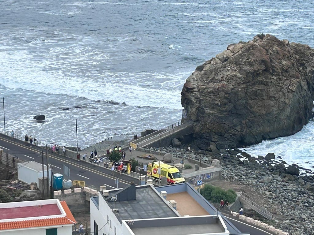 Der Rettungsdienst versorgt am Strand von Roque de Las Bodegas mehrere Menschen, die durch eine Riesenwelle verletzt wurden.