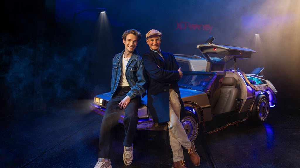 Ab in die Vergangenheit - und zwar mit dem DeLorean: Wer in Hamburg das Kultauto in dem Musical „Zurück in die Zukunft“ fahren darf, steht jetzt fest. Es sind die Musicaldarsteller Raphael Groß und Jan Kersjes.