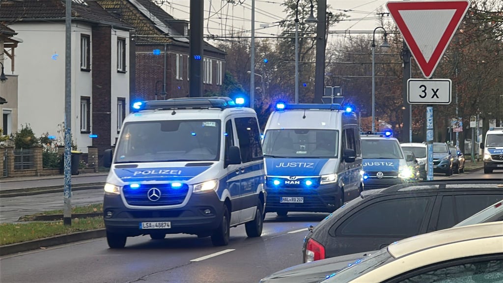 In Magdeburg beginnt heute der Prozess gegen Taleb A., der beim Anschlag auf den Weihnachtsmarkt sechs Menschen tötete und Hunderte verletzte. In einer großen Kolonne wird der Angeklagte vorgefahren. Die Herrenkrugstraße wird dafür kurzzeitig gesperrt.
