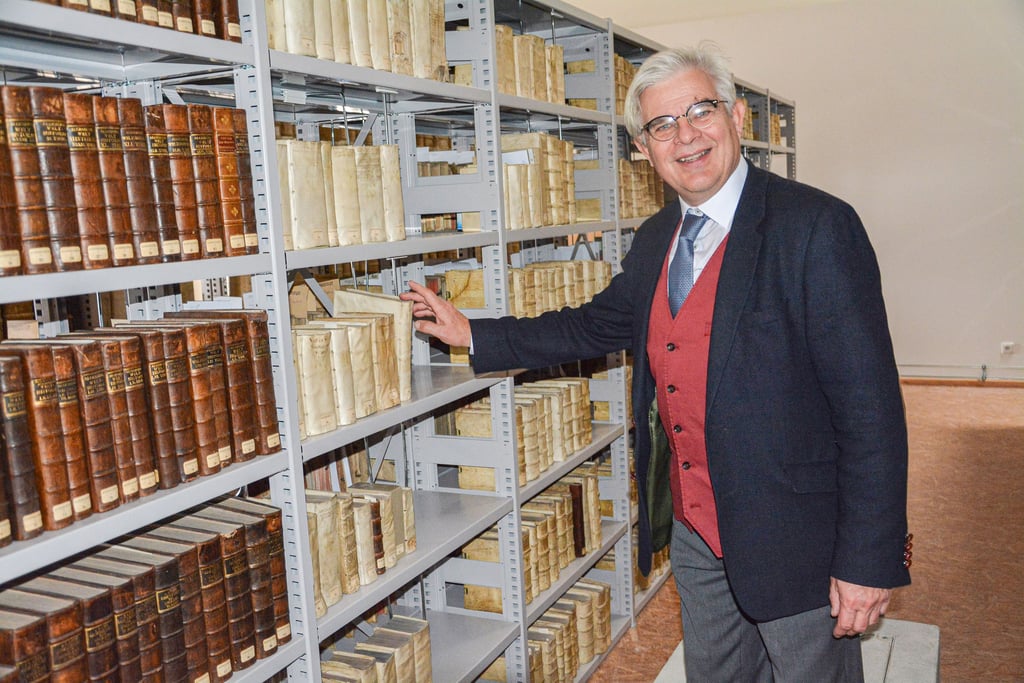 Harald Blanke, Leiter der Schloss- und Gartenverwaltung Hundisburg, vor einem Regal im Magazin der Alvenslebenschen Bibliothek.