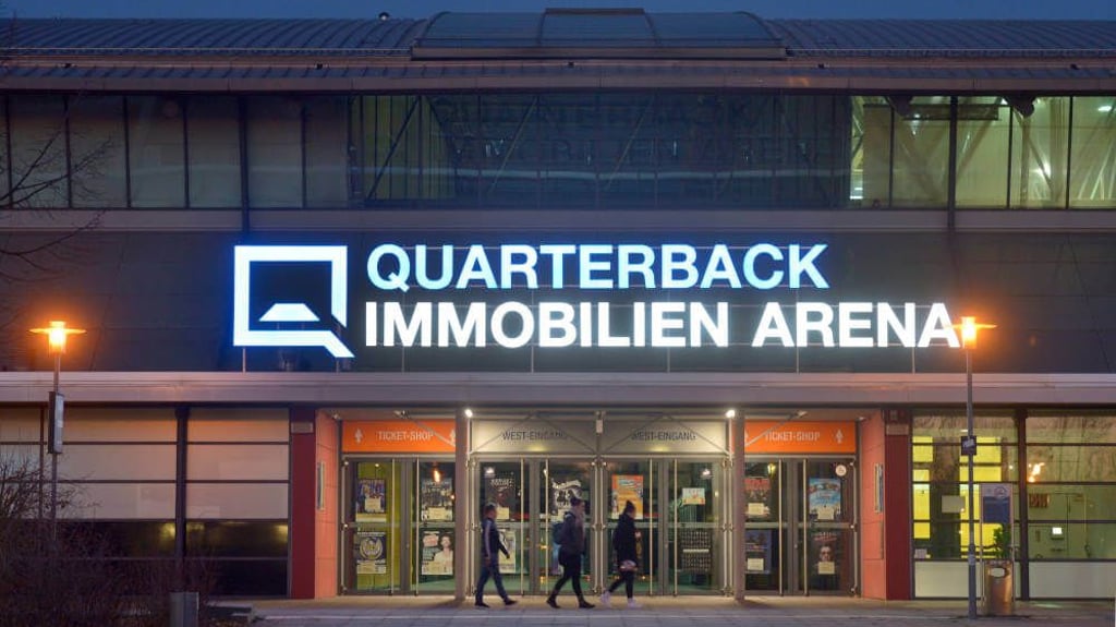 Die Quarterback Immobilien Arena in Leipzig ist Heimstätte des SC DHfK Leipzig. Sie soll erweitert werden und bis zu 12.000 Zuschauern Platz bieten. Zudem plant Leipzig in direkter Nachbarschaft eine zweite Halle.&nbsp;