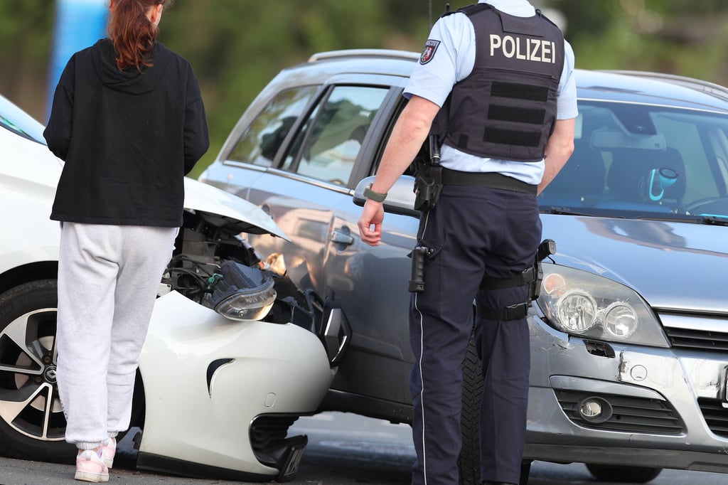 Eine 45-jährige Frau aus Salzwedel verlor in einer Sommernacht unter Alkoholeinfluss die Kontrolle. Sie rammte Autos und beschädigte aus Eifersucht das Fahrzeug einer Kollegin.
