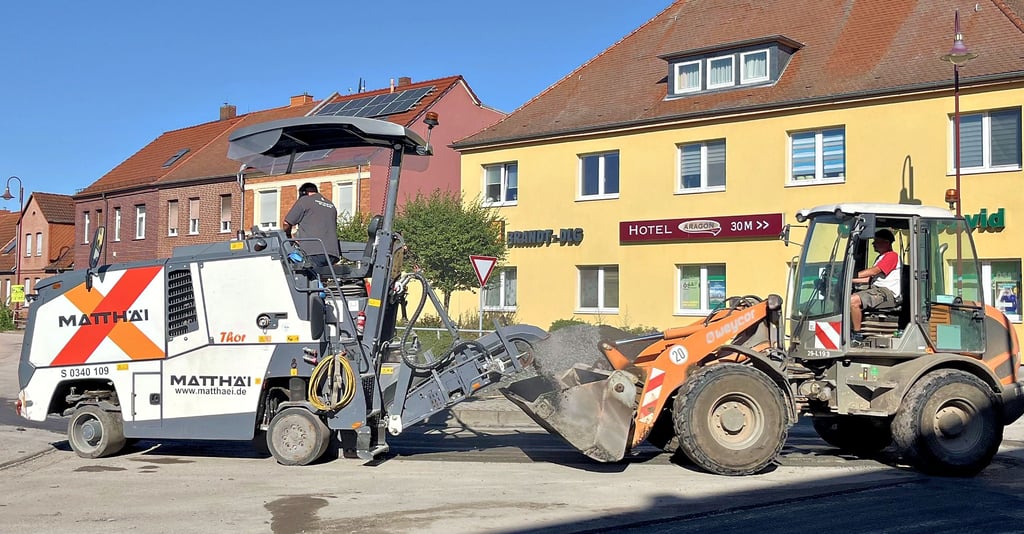 Zu Beginn der Sommerferien war ein Bauunternehmen mit einem Großaufgebot an Maschinen in die Lindenstraße von Tangermünde gekommen. Nach nicht einmal fünf Tagen war die Straßenoberfläche neu, markiert und wieder befahrbar.
