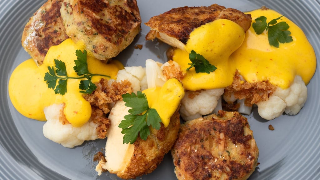 Maishähnchenbrust mit Blumenkohl und leuchtend gelber Safran-Kardamom-Sauce ist eine Kreation von Küchenchef Thomas Bucher aus dem Altenburger Land.