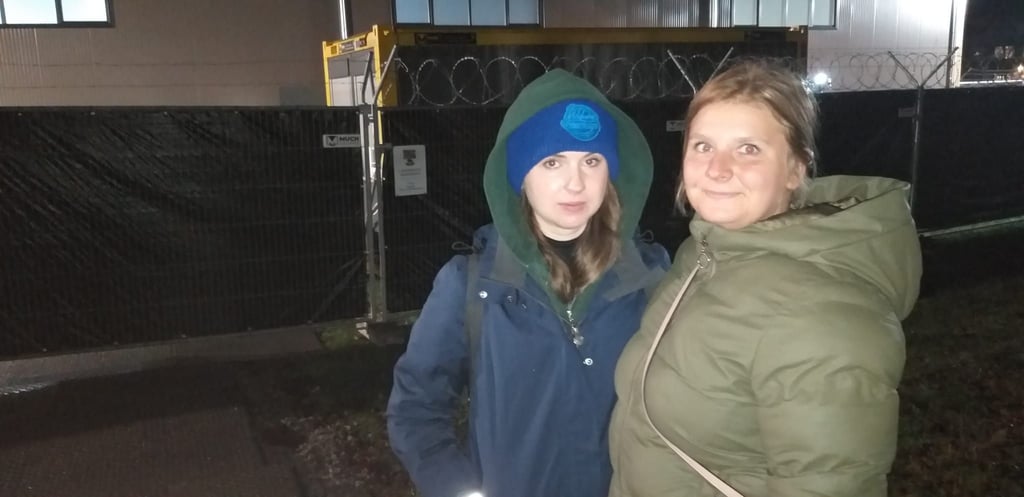 Xenia (links) und Lina gehören zu den ersten Besuchern. Sie waren Ersthelfer beim Anschlag. Sie erhoffen sich durch den Prozess Aufklärung und Aufarbeitung.