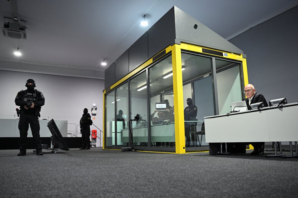 Taleb A. vor Prozessbeginn am Montag im Glaskasten des Gerichtssaals.