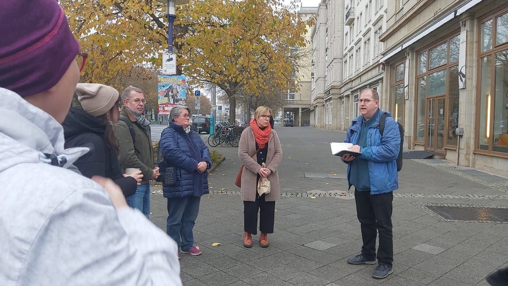 An der Hartstraße in Magdeburg gibt es zum Prozessauftakt eine Mahnwache.