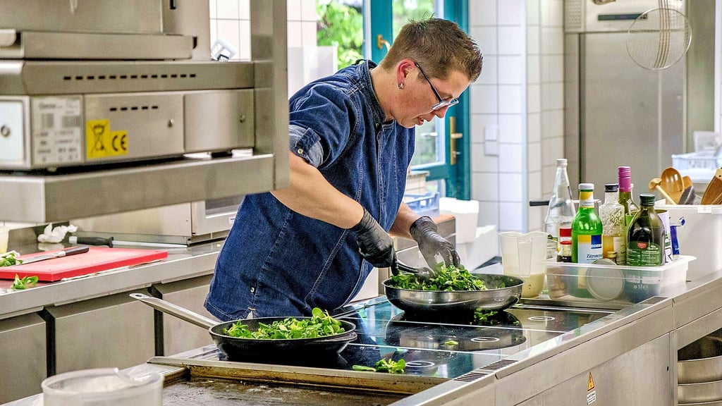 In ihrem Element: Küchenchefin Steffi Ballmann steht am Herd des Kemberger Schützenhauses. Hier wird alles noch frisch zubereitet. 