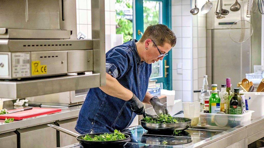 In ihrem Element: Küchenchefin Steffi Ballmann steht am Herd des Kemberger Schützenhauses. Hier wird alles noch frisch zubereitet. Doch Weihnachten ist Schluss, das Restaurant muss schließen.&nbsp;