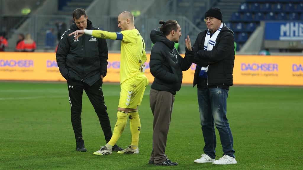 Hatten am Sonntag nach der Paderborn-Pleite Gesprächsbedarf: Torwarttrainer Matthias Tischer (v.l.), Kapitän Dominik Reimann, Anführer Baris Atik und FCM-Präsident Jörg Biastoch.