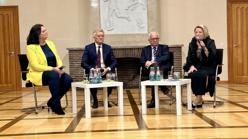 Im Podium bei Diplomatischen Salon: die Botschafter Wolfgang Ischinger (Zweiter von rechts) und Marek Prawda mit Cornelia Pieper (rechts) und Moderatorin Kristin Marie Schwietzer.
