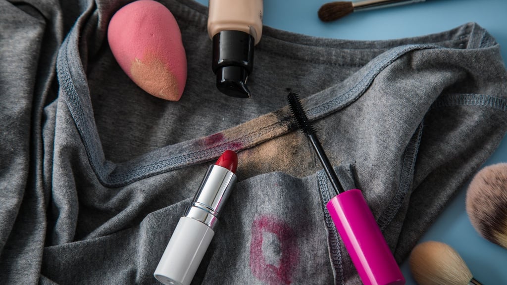 Make-up-Flecken lassen sich oft vollständig entfernen: Mit dem richtigen Vorgehen bleibt das Lieblingsshirt fleckenfrei.