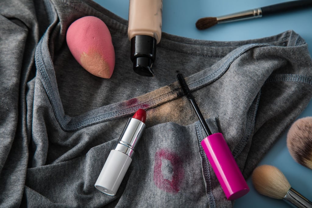 Make-up-Flecken lassen sich oft vollständig entfernen: Mit dem richtigen Vorgehen bleibt das Lieblingsshirt fleckenfrei.