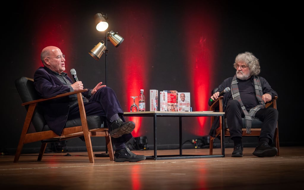 Gregor Gysi und Hans-Dieter Schütt „Auf eine Currywurst“ in der Burger Stadthalle.