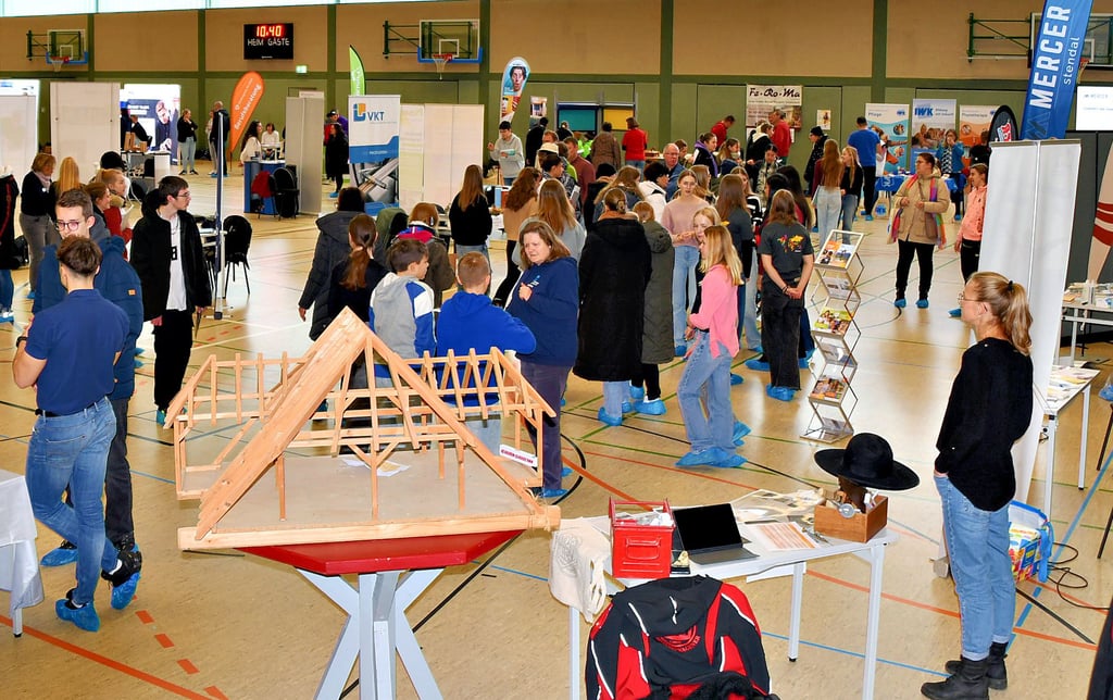 Die 4. Ausbildungs- und Jobmesse der Deutschen Angestellten-Akademie lockte viele Aussteller nach Havelberg. Die nächste Messe wird für Anfang 2026 vorbereitet. Interessierte können sich anmelden.