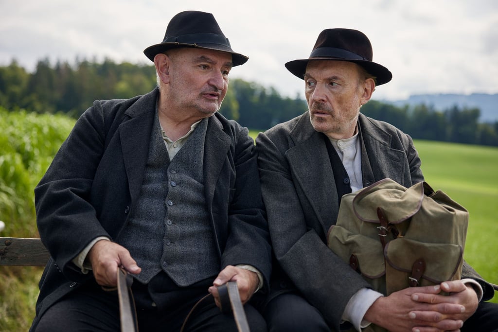 Silvan Heingeiger (Sigi Zimmerschied, l.) nimmt den Schuster Julius Kraus (Josef Hader) mit seiner Kutsche mit zum Leder kaufen in einer Szene des Fernsehzweiteilers „Sturm kommt auf“.