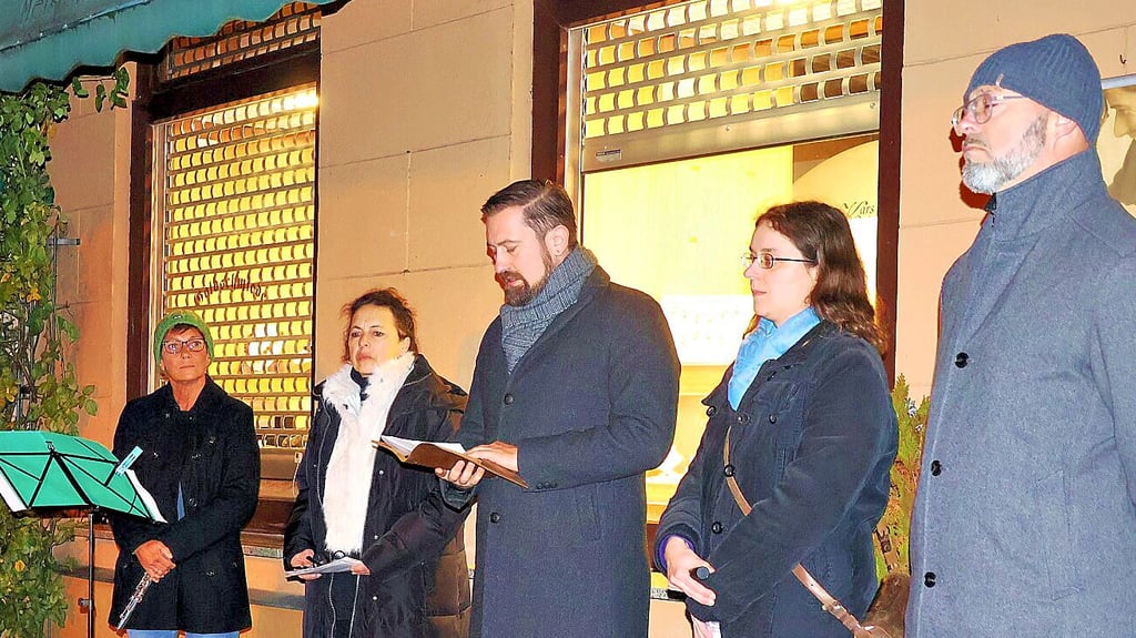 Flötistin Judith Tetzlaff (von links), Simone Dülfer, Bürgermeister Mathias Bölt, Dorothea Kohtz, Mitarbeiterin im Prignitz-Museum, und Stefan Skibbe, Vorsitzender im Stadtrat, erinnerten bei der Gedenkveranstaltung in Havelberg an die Ereignisse der Pogromnacht 1938.