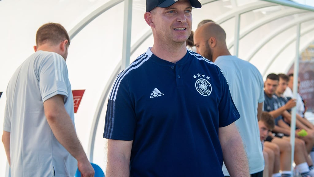 Coach Marc-Patrick Meister ist mit der deutschen U17 bei der Fußball-WM in der K.-o.-Runde (Archivbild)