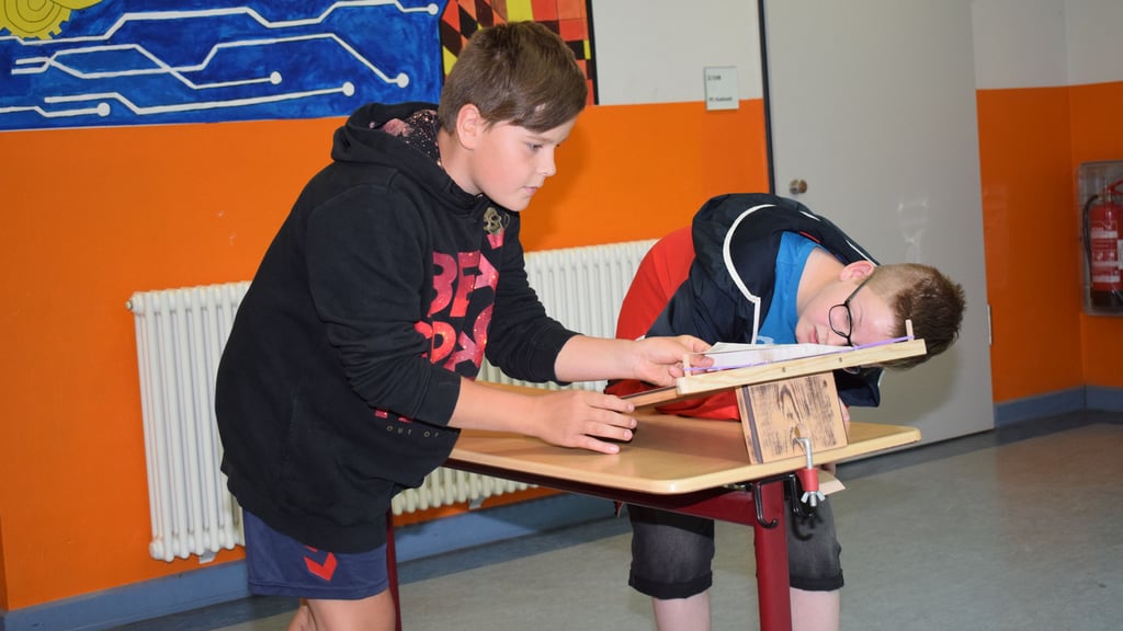 Der MINT-Masters-Kreisausscheid an der Sekundarschule Möser 2023: Joel und Julian aus Parey gewinnen den Wettbewerb, einen Papierflieger per Katapult durch das Gebäude segeln zu lassen, mit einer Weite von 20 Metern.