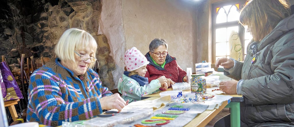 Die Perlenwerkstatt von Heike Drebes lädt zum mitmachen auf dem Kreativmarkt in Roßlau auf der Wasserburg ein.