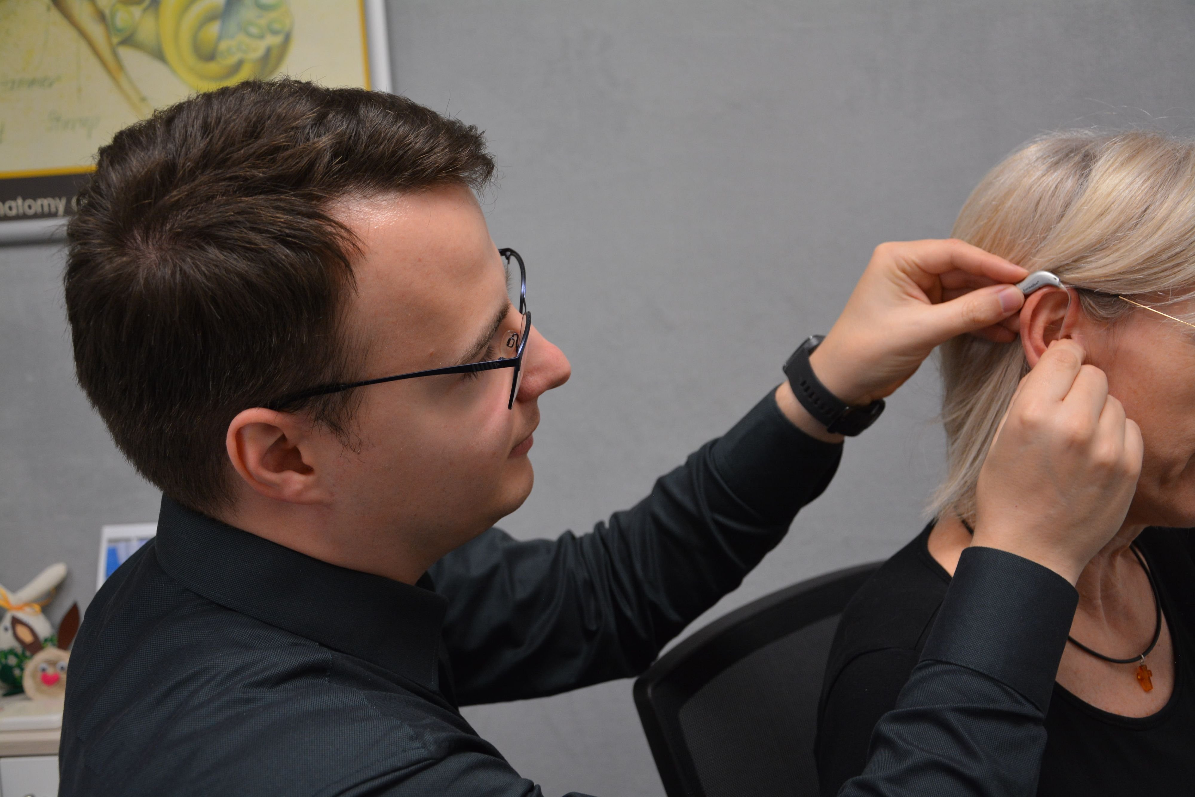 Gesundheit im Ohr: Hörverlust trifft immer mehr junge Menschen – Hörakustiker aus Haldensleben warnt vor Risiken