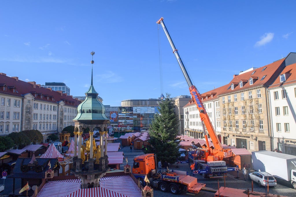 Schon seit Ende Oktober stehen die ersten Buden auf dem Alten Markt vor dem Magdeburger Rathaus. (Archivbild)