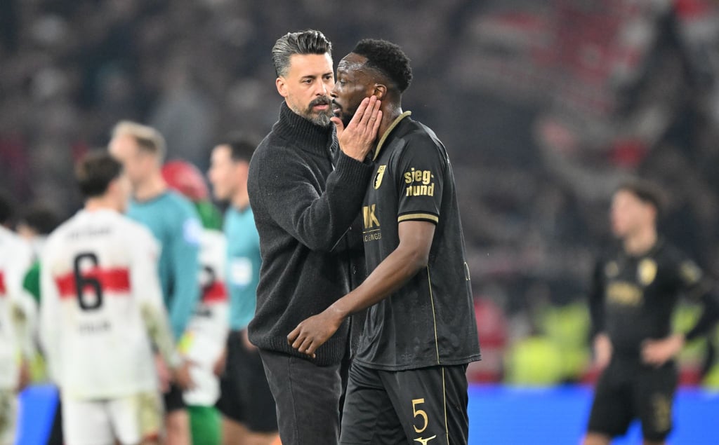 Wieder nichts: Augsburgs Trainer Wagner versucht den Verteidiger Matsima zu trösten.