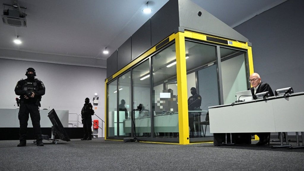 Attentäter hinter Panzerglas: Taleb A. muss den Prozess in Magdeburg hinter schusssicheren Scheiben verfolgen. 